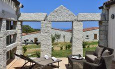 Li Conchi 16 | Patio con divanetto, lettini da sole e vista fino al mare Patio