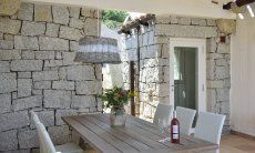 Li Conchi 16 | Tavolo sulla terrazza coperta e ingresso dalla terrazza Terrazza