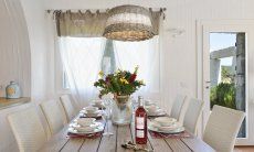 Li Conchi 14 | Tavolo da pranzo splendidamente apparecchiato con lampada in vimini Tavolo da pranzo