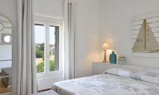 Li Conchi 14 | Camera 1 con letto matrimoniale e accesso al giardino Camera da letto