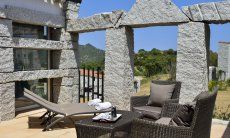 Li Conchi 14 | Patio con divanetto e lettini da sole Li Conchi 14