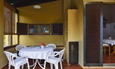 Villa Maria Lina | Terrazza con tavolo e ingresso terrazza