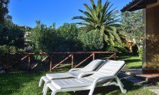 Villa Maria Lina | Giardino con lettini da sole giardino