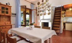 Villa Maria Lina | Salotto con scale per salire in mansarda salotto