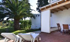 Villa Gaia | Lettini da sole sulla veranda con vista giardino terrazza