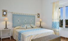 Li Conchi 7 | Camera 1 con letto matrimoniale e bagno privato Camera matrimoniale con finestra vista giardino, Li Conchi 7