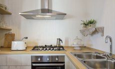 Li Conchi 7 | Cucina moderna con elettrodomestici Cucina con forno, fornelli a gas, cappa e lavello Li Conchi 7