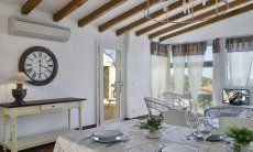 Li Conchi 7 | Salone con tavolo da pranzo apparecchiato Salone con tavolo da pranzo Li Conchi 7