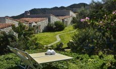 Li Conchi 7 | Relax davanti casa Giardino con lettini da sole davanti casa Li Conchi 7