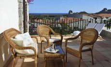 Li Conchi 7 | Terrazza con vista mare Terrazza con divanetto in vimini e vista mare di Li Conchi 7