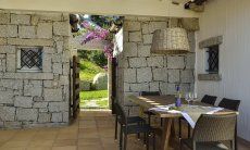 Li Conchi 7 | Pranzo in terrazza Tavolo con copertura in veranda di Li Conchi 7 per mangiare fuori