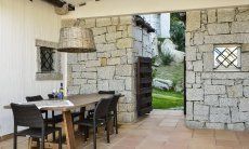 Li Conchi 9 | Mangiare all'aperto sulla veranda aperta Tavolo da pranzo sulla veranda coperta di Li Conchi 9, Cala Sinzias