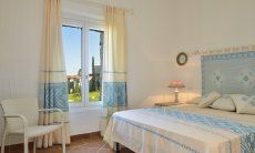 Li Conchi 9 | Camera 1 con letto matrimoniale Camera matrimoniale con stoffe decorate in stile sardo Li Conchi 9, Cala Sinzias