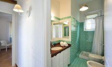 Li Conchi 9 | Secondo bagno Bagno verde con doccia Li Conchi 9, Cala Sinzias
