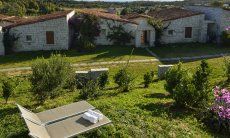 Li Conchi 17 | Giardino davanti alla casa con lettini per prendere il sole Giardino davanti alla casa