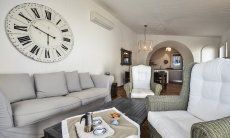 Li Conchi 17 | Angolo divano con grande orologio da parete Angolo Divano