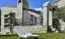 Li Conchi 44 | Giardino con lettini da sole e casa Giardino con casa