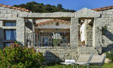 Li Conchi 28 | Giardino davanti alla casa in granito con spazioso patio Vista sulla casa