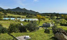 Giardino con vista sulla piscina e sul mare