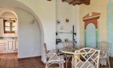Villa Domus 9d | Soggiorno con tavolo e cucina in sottofondo Soggiorno