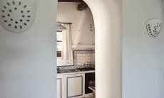 Villa Domus 9d | Ingresso ad arco alla cucina Vista alla cucina