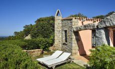 Villa Domus 9d | Giardino con lettini da sole e casa Giardino