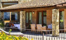 Villa Torretta Chia | Terrazza e casa con finestre panoramiche Vista della villa