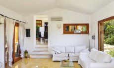 Villa Torretta Chia | Salotto con grande finestre panoramiche e comodo divano Salotto