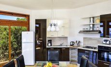 Villa Torretta Chia | Cucina moderna con fornelli a gas, forno, lavastoviglie e due frigo Cucina