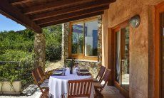 Villa Torretta Chia | Tavolo per mangiare sulla terrazza coperta con vista mare Porticato