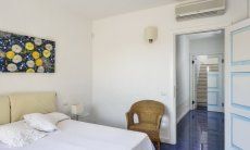 Villa Torretta Chia | Camera 1 con letto matrimonial e aria condizionata e bagno privato Camera da letto