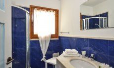 Villa Torretta Chia | Bagno privato della camera 1 con doccia Bagno
