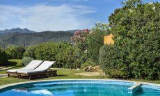 Villa Torretta Chia | Piscina privata con lettini da sole e doccia esterna Piscina privata