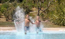 Due ragazzi saltano nella piscina di Li Conchi