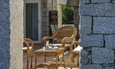 Li Conchi 36 | Il patio con divanetto e tavolo per mangiare divento un salotto all'aria aperta Terrazza