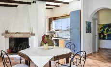 Villa La Viola | Angolo cucina dietro il camino Angolo cucina