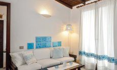 Apartment Nido 1 | Divano abbinato con le tende in stile sardo Divano