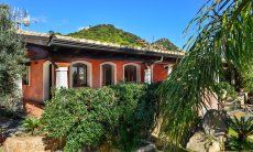 Villa Le Ginestre 1 | Fronte della casa con giardino Fronte della casa con giardino