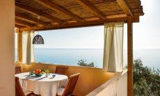 Apartment Nido 3 | Terrazza con tavolo per mangiare con vista mare 2017 03