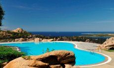 Piscina del complesso di Domus di Pitrizza con vista mare, aperto da metà maggio a metà ottobre