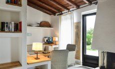 Villetta 3 | Sala con divano e caminetto interno Neu 2017/05