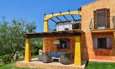 Apartment Orchidea-B | Terrazza coperta con divano esterno e giardino Villa Orchidea B/C