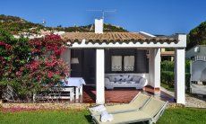 Villa Chiara | Casa con giardino e terrazza coperta con divano Vista della Casa