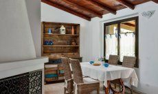 Villa Chiara | Zona pranzo e camino nella sala Soggiorno