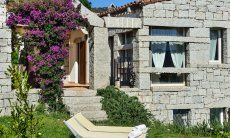 Li Conchi 15 | Casa in granito con bougainville in fiore Vista della Casa