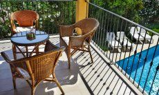 Villa Le Poiane | Terazza sopraelevata con tavolo da cafè Terazza sopraelevata
