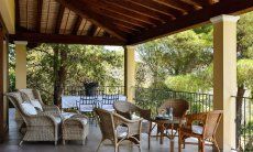 Villa Le Poiane | Terrazza coperta con comodi mobili Terrazza