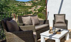 Apartment Orchidea-C | Divano esterno nella veranda Sardegna
