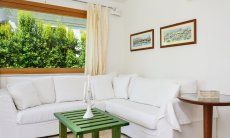 Villa del Campo | Angolo Divano con grande finestra Angolo Divano
