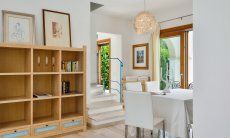 Villa del Campo | Zona pranzo con libreria Zona pranzo con libreria